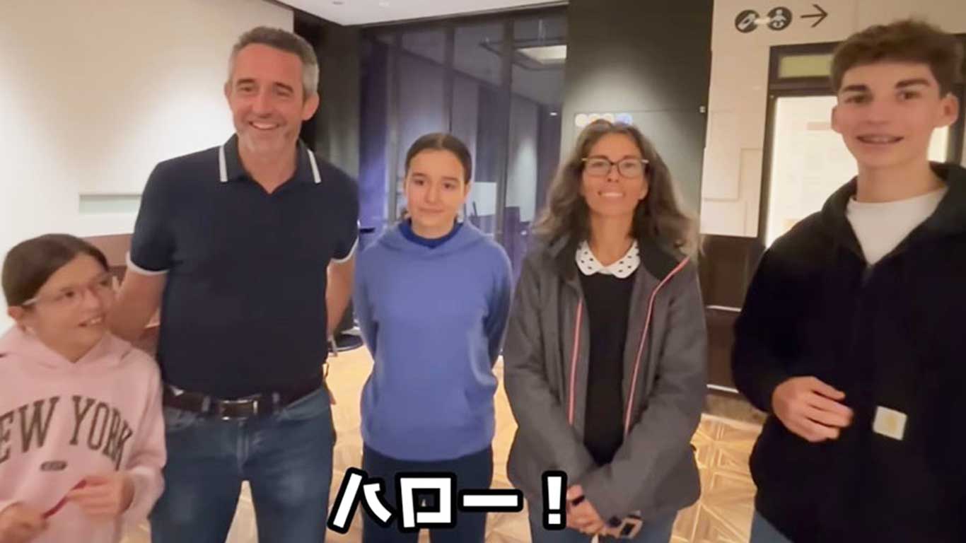フランスから来た(左から)ルーシーさん、セドリックさん、ユミさん、ハンナさん、リリヤンさん(スクリーンショット)