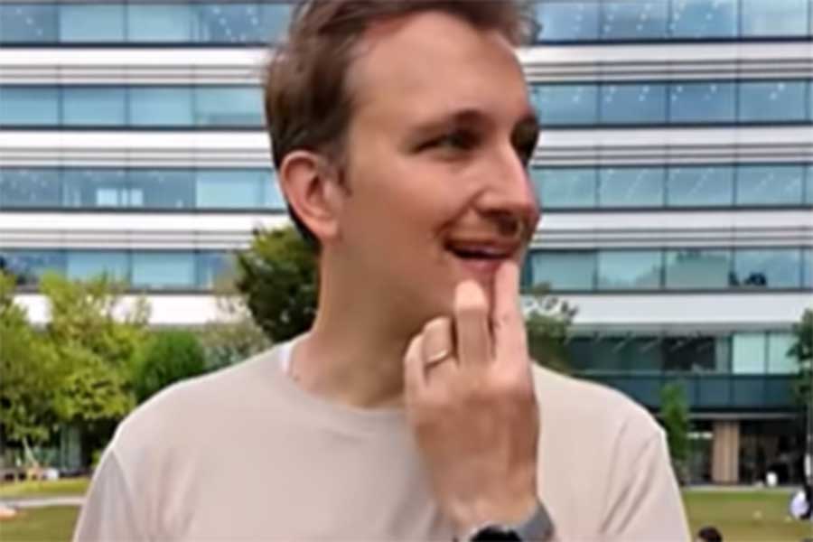 フランス人YouTuberのオレリアン・プダさん（スクリーンショット）