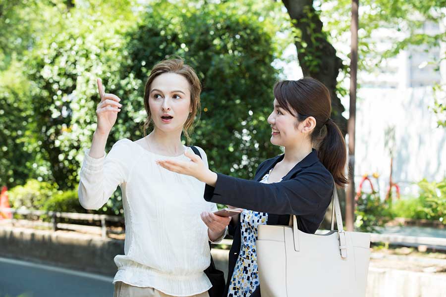 道に迷っている外国人を助ける日本人（写真はイメージ）【写真：PIXTA】