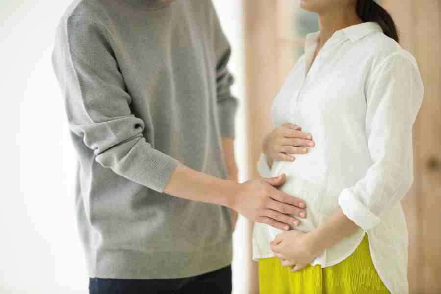 夫との幸せな未来を信じて（写真はイメージ）【写真：PIXTA】