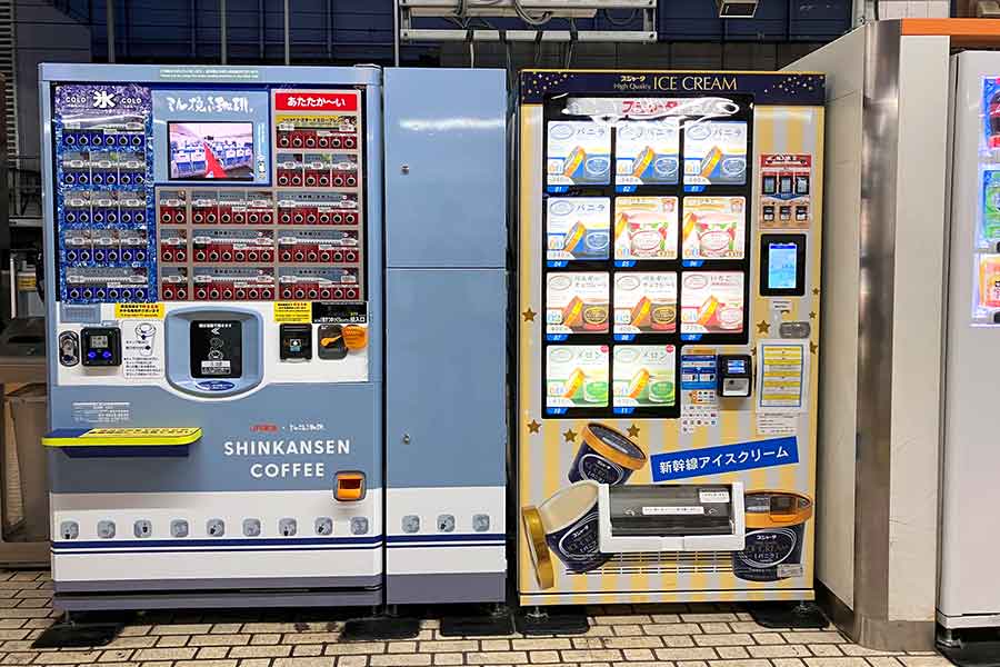 新幹線のホームに設置された「SHINKANSEN COFFEE」の自動販売機（写真はイメージ）【写真：PIXTA】