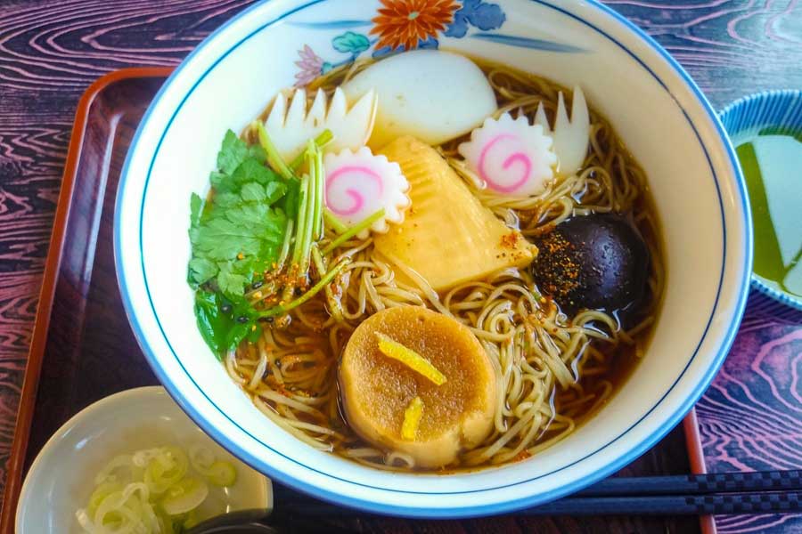 さまざまな具材がのった「おかめそば」（写真はイメージ）【写真：写真AC】