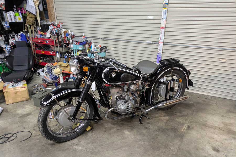 ぶちくんが住みついていた、バイクや車のレストアを行う倉庫【写真提供：イフリート那珂ト（@naka_if）さん】