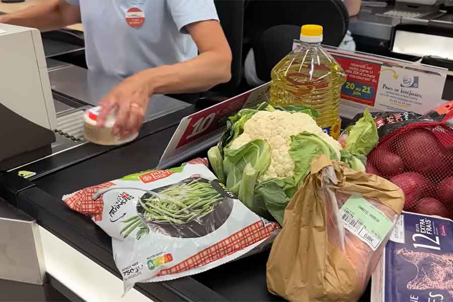 フランスのスーパーでは店員がバーコードを読み終えた商品を、その場で袋詰めしていくシステム（スクリーンショット）