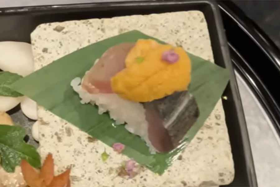 金華サバを使った棒寿司のウニ乗せ（スクリーンショット）