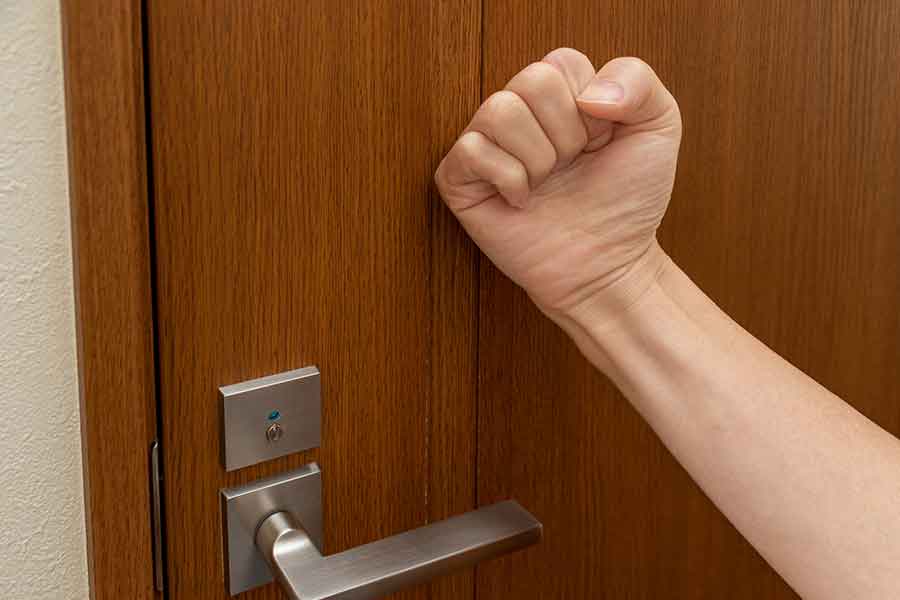 トイレ内の夫に「ちょっとごめん、1回出て」と声かけを提案（写真はイメージ）【写真：PIXTA】