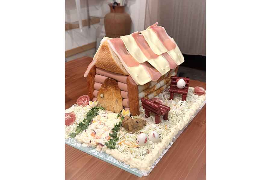 ハムとチーズの屋根、ちくわやソーセージの壁で作られた“つまみの家”【写真提供：藤本晶子かもしれない（@shoko_no_nakami）さん】