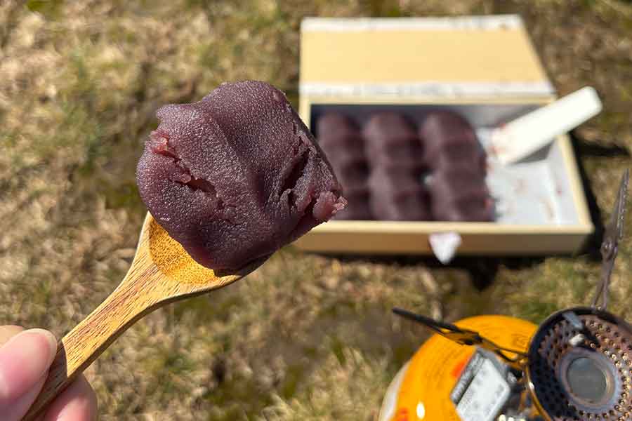 伊勢名物の赤福を山頂で調理【写真提供：なの@山の記録（@bokka_lemon）さん】