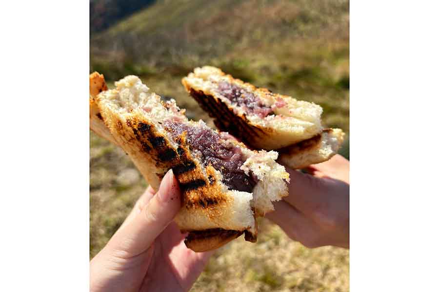赤福を挟んだ斬新なホットサンド【写真提供：なの@山の記録（@bokka_lemon）さん】