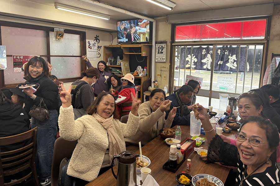 大勢のツアーお客でにぎわう店内【写真提供：かみふらの第一食堂（@dai1shokudou）さん】