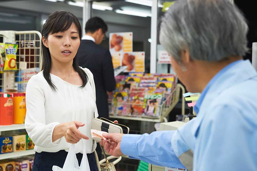 深夜でも勤務するコンビニ店員（写真はイメージ）【写真：PIXTA】