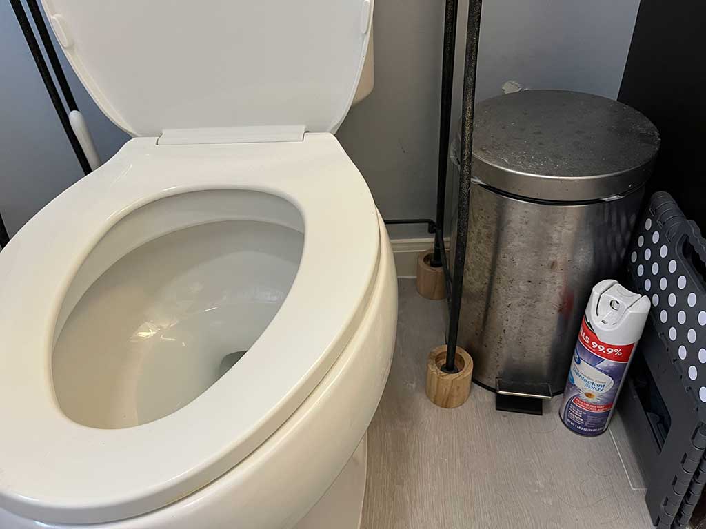 トイレに備えつけられたゴミ箱に、使用済みのトイレットペーパーを捨てていた【写真：Yo】