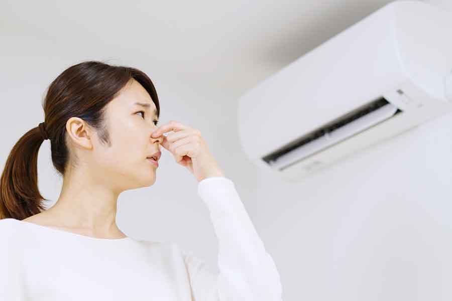 暖房費節約のためにエアコン掃除は大切。やり方を間違えると嫌な臭いの原因になる場合も…(写真はイメージ)【写真:PIXTA】