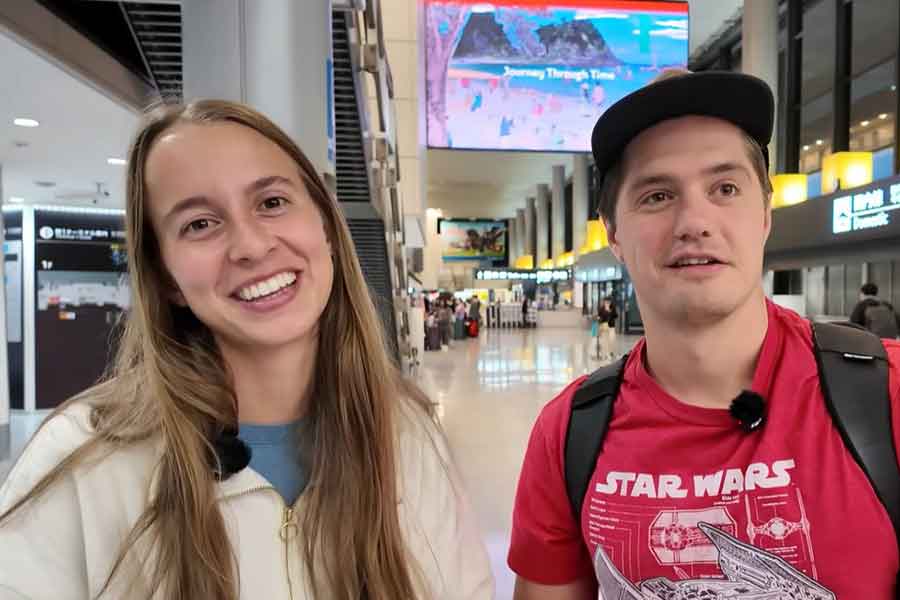 日本を訪れた、ジェイソンさんの弟・スペンサーさん(右)と、妻のアレックスさん(スクリーンショット)