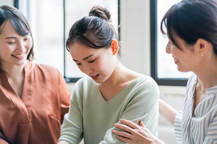 日本で悩むママも多い「同調圧力」。ハワイでは?(写真はイメージ)【写真:PIXTA】