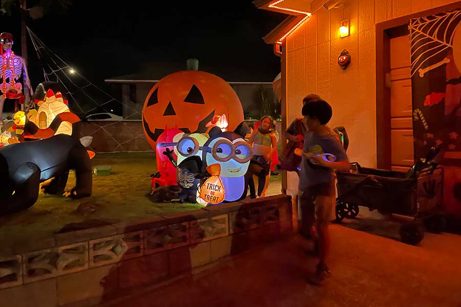 ハロウィン当日に近所を回る「トリック・オア・トリート」。息子は暑いのが嫌でコスチュームを着用せず、“ノリが悪いヤツ”に(笑)【写真:i-know】