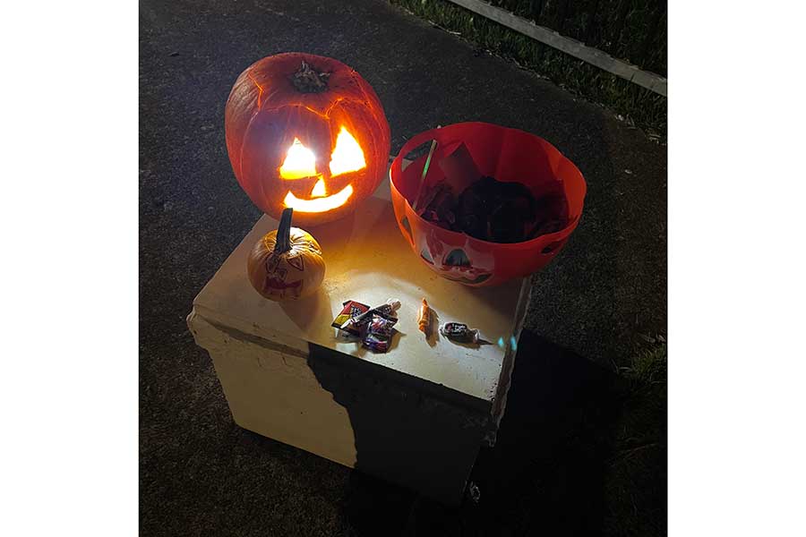 息子主導で作った、カボチャのランタン。これにライトを入れて、お菓子があることの目印にする【写真:i-know】