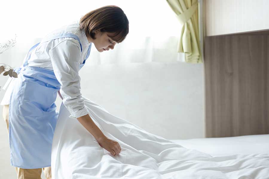 限られた時間内で清掃とベッドメイキングを行うホテルスタッフ(写真はイメージ)【写真:PIXTA】