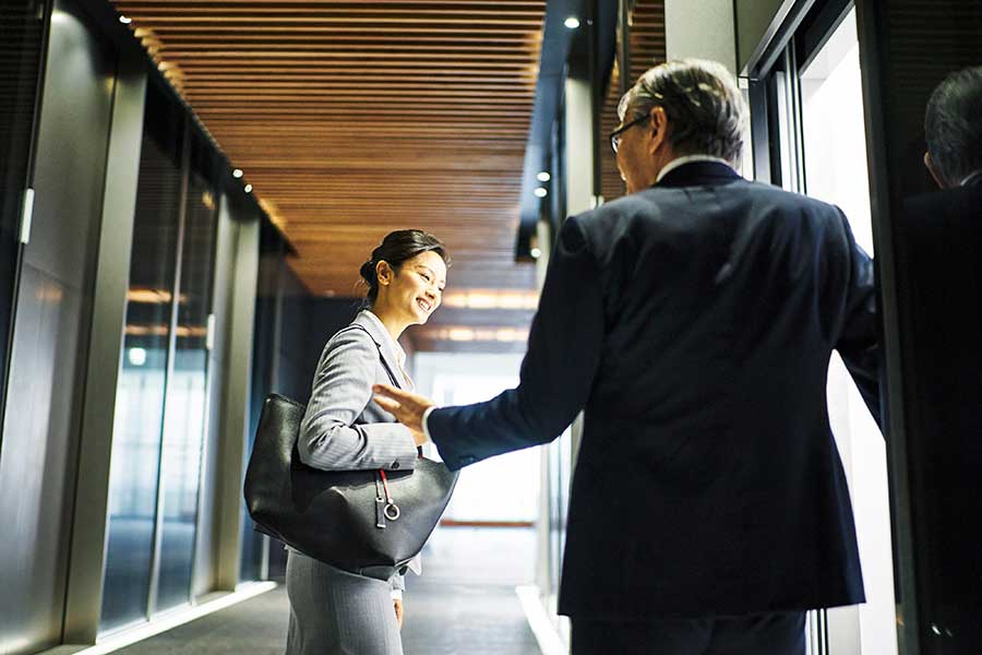 エレベーターのドアを他人のために押さえることも（写真はイメージ）【写真：PIXTA】