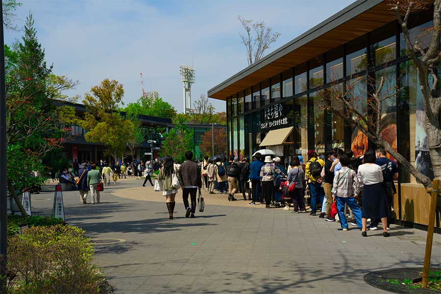 食事時は入店待ちになることも（写真はイメージ）【写真：PIXTA】