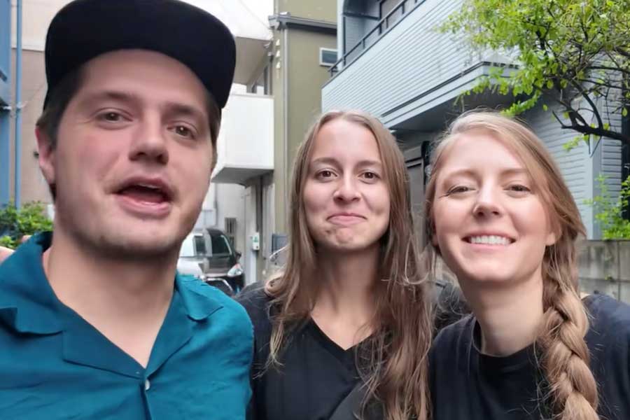 日本滞在を楽しむ（左から）スペンサーさん、アレックスさん、リネルさん（スクリーンショット）