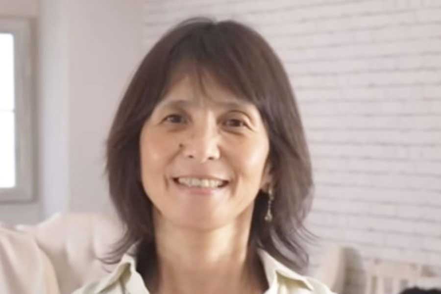 飾らない、自然体な雰囲気の女性（スクリーンショット）