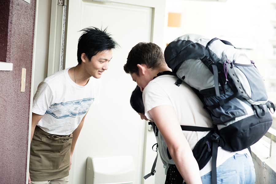 日本語でのあいさつやジェスチャーでコミュニケーションが円滑に（写真はイメージ）【写真：PIXTA】