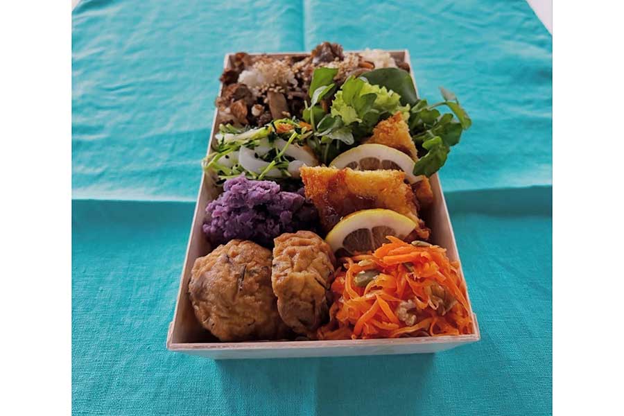 滝沢さんが作った弁当。「一個半」のがんもどきもおいしそう！（スクリーンショット）