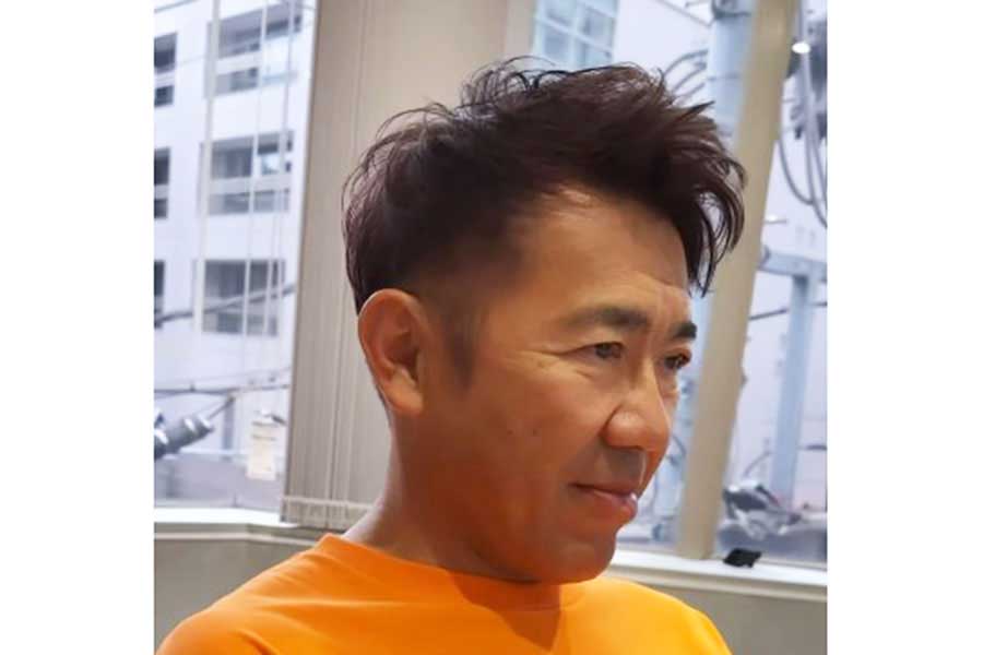 アップバングでさわやかに仕上がった男性（スクリーンショット）