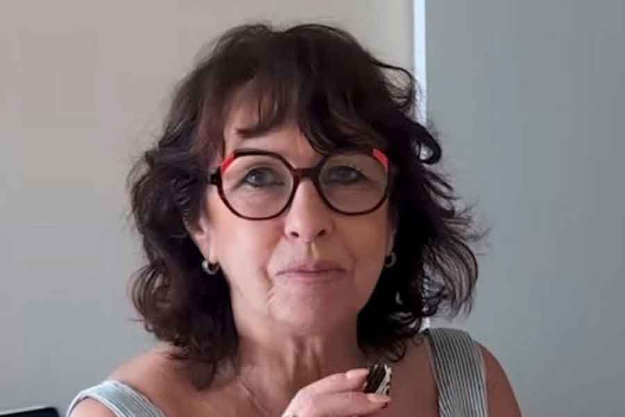 日本のお菓子を大絶賛するオレリアンさんのお母さん（スクリーンショット）