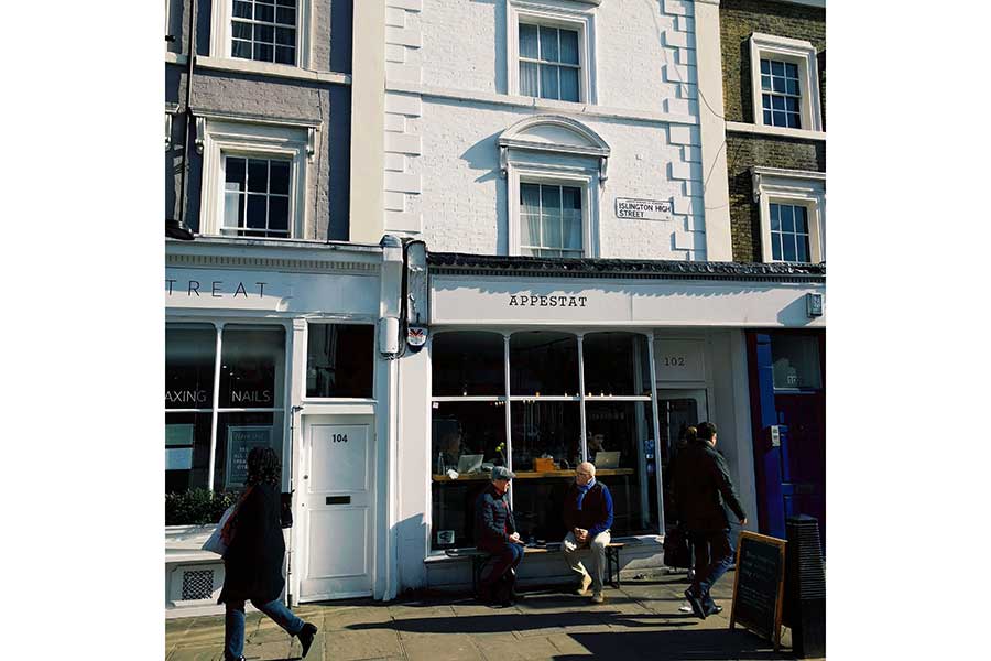 初対面は人通りの多い、開けたカフェで行うようにしていた【写真:Moyo】