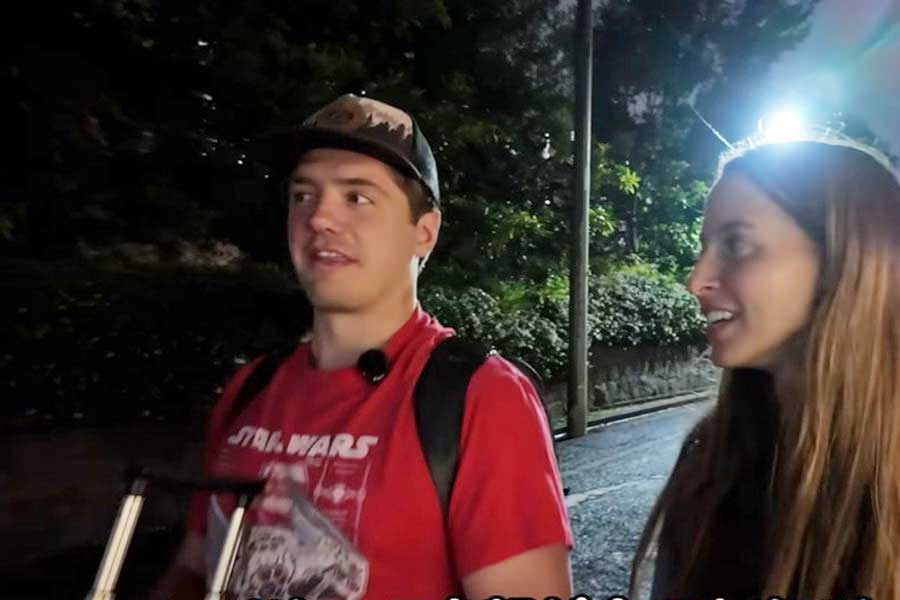 スーツケースを持ち上げて移動した瞬間、周りが静かになったことに衝撃（スクリーンショット）