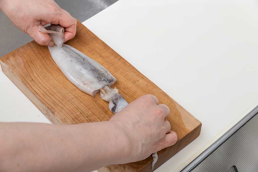 スーパーで買ったヤリイカを家でさばいていると、まさかのハプニングが（写真はイメージ）【写真：PIXTA】