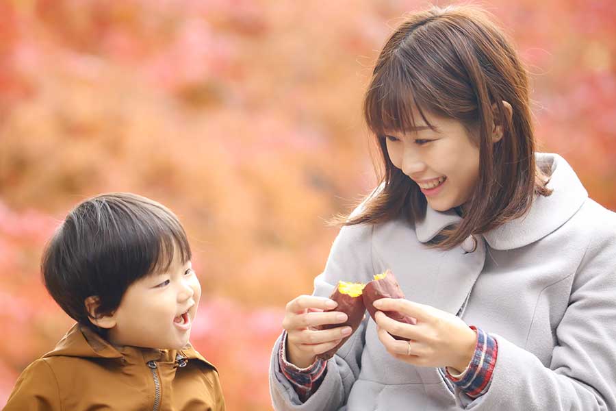 外でサツマイモや栗を食べることも多いシーズン（写真はイメージ）【写真：PIXTA】