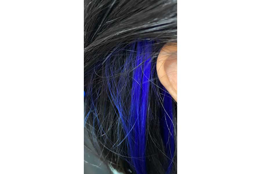 カラーエクステをつけている実際の様子【写真提供:5児ママ・みー(@3mama37)さん】