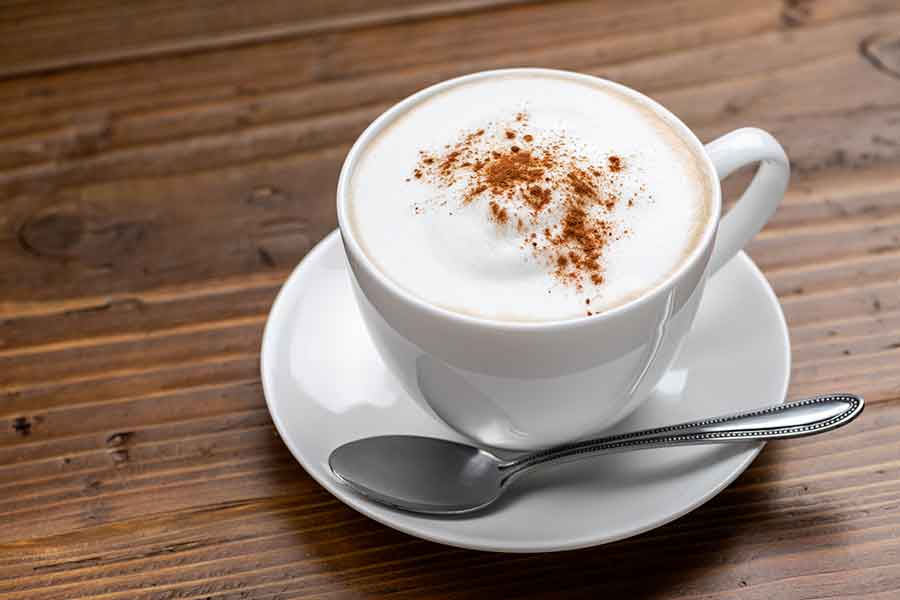 ランチやディナー後のカプチーノはご法度。午前中しか飲んではいけない（写真はイメージ）【写真：PIXTA】
