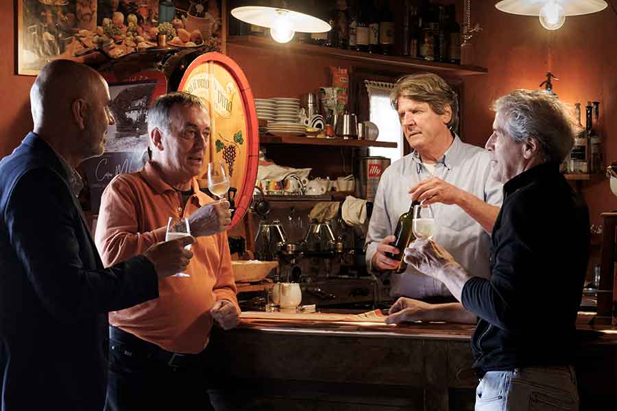 コーヒーを中心に簡単な食事やお酒も提供するイタリアのバール。立ち飲みが基本【写真：Aflo】