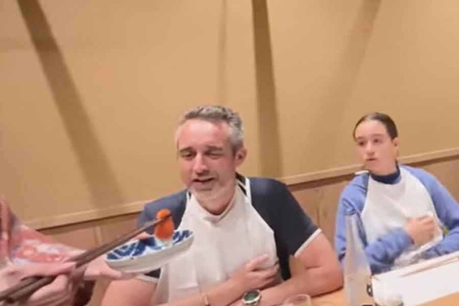 生卵をつける食べ方に衝撃（スクリーンショット）