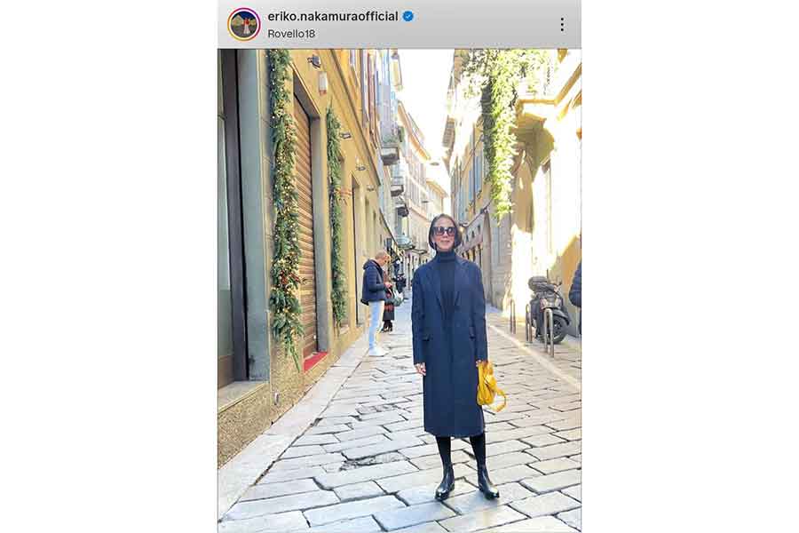 色鮮やかなバッグがポイントになった洗練コーディネート（スクリーンショット）