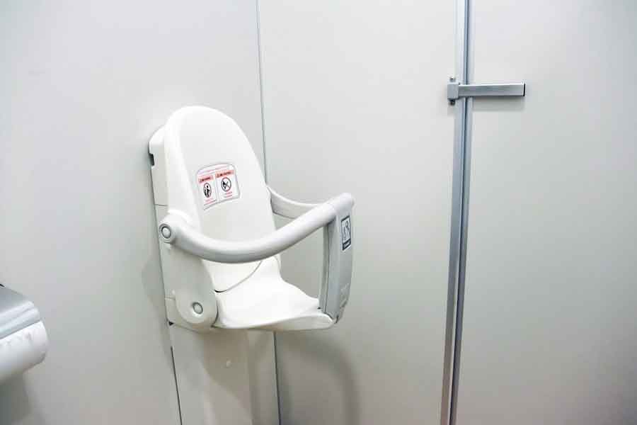 トイレの個室についているベビーチェア（写真はイメージ）【写真：写真AC】