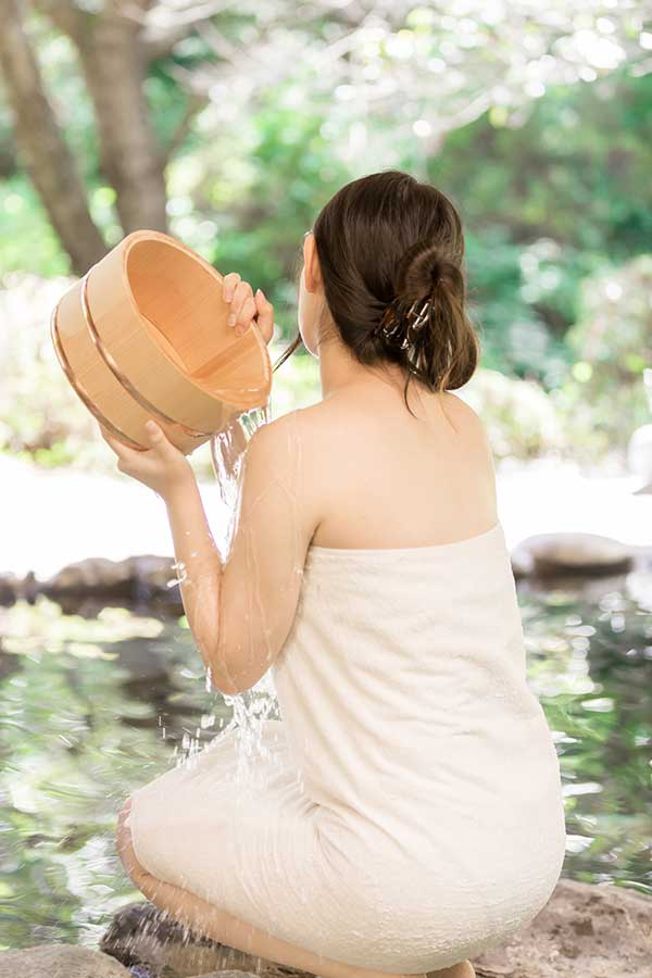 必ずかけ湯をしてから温泉に入ろう（写真はイメージ）【写真：PIXTA】
