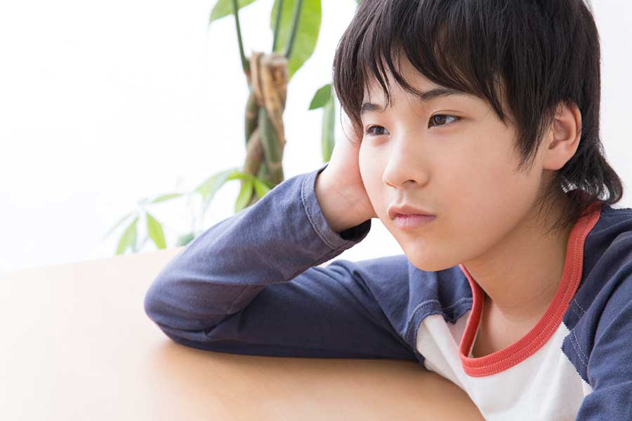 頬杖をつかないなど、日本では学習時の正しい姿勢を指導するのが当たり前（写真はイメージ）【写真：PIXTA】