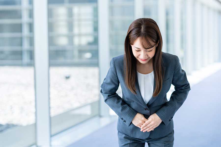 日本人はお辞儀をしすぎ？（写真はイメージ）【写真：PIXTA】