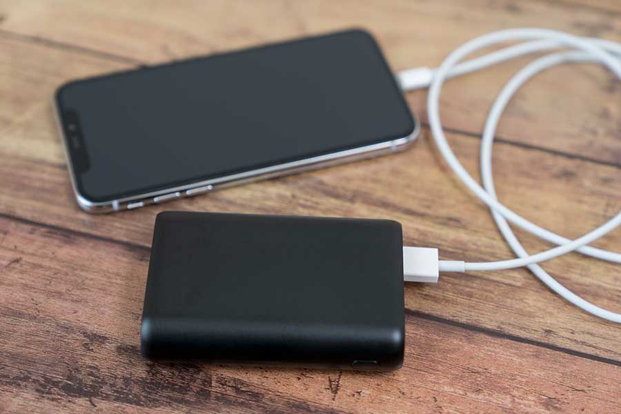 モバイルバッテリーの機内持ち込みについては、容量なども事前に確認を（写真はイメージ）【写真：PIXTA】