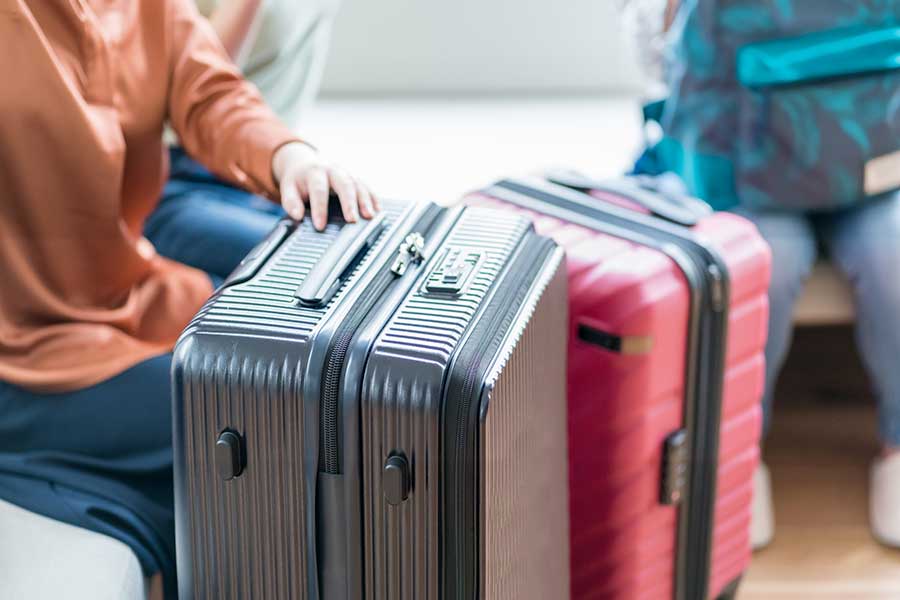 観光やショッピングには持って歩きたくない荷物（写真はイメージ）【写真：PIXTA】