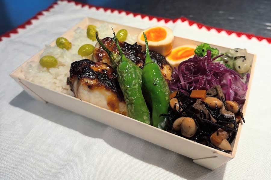 滝沢さんが作った弁当。ランチクロスがかわいらしい（スクリーンショット）