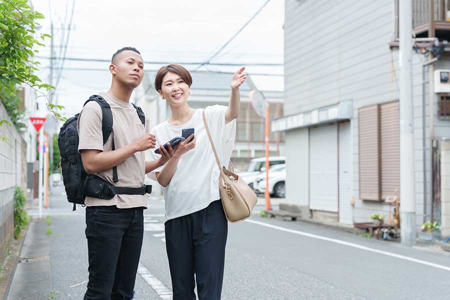外国人に道案内をする日本人（写真はイメージ）【写真：PIXTA】