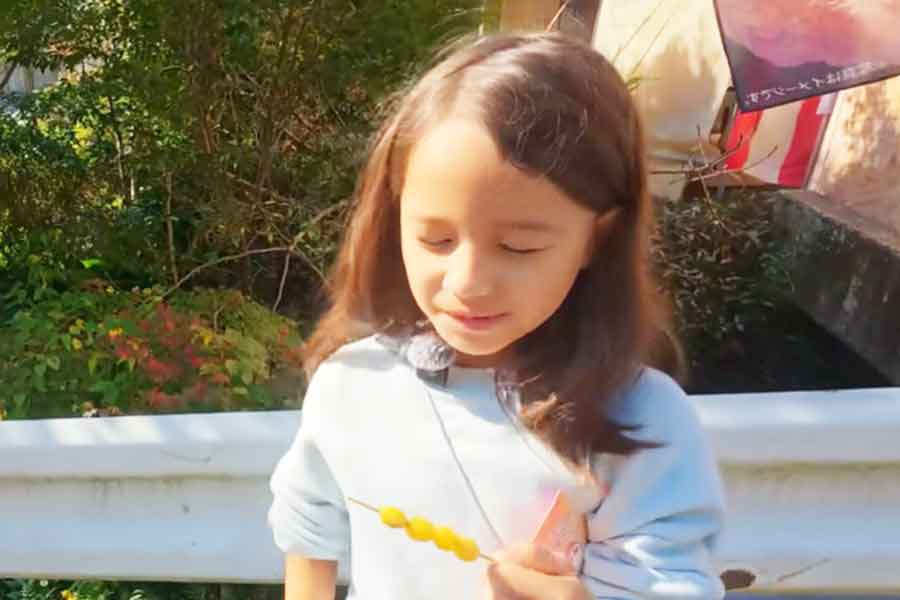 銀杏の食感に困惑するティナちゃん（スクリーンショット）