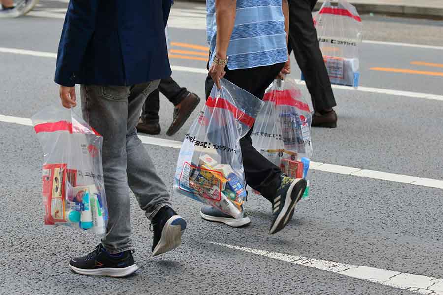 外国人観光客による爆買い（写真はイメージ）【写真：PIXTA】