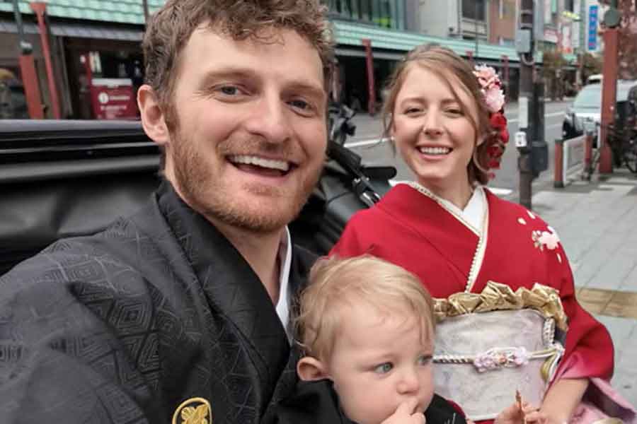 浅草観光を満喫するジェイソンさん一家（スクリーンショット）